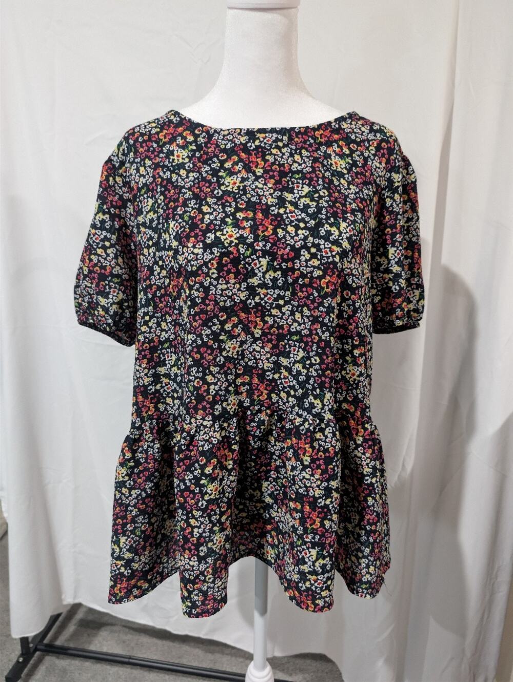 W5 Anthropologie Ditsy Floral Boho Smocked Top Blouse Women's Size MEDIUM NWT